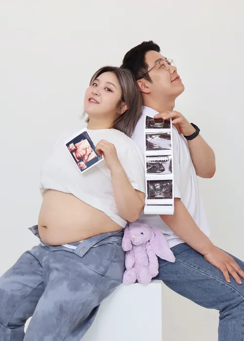 My parent take a picture with my photo
