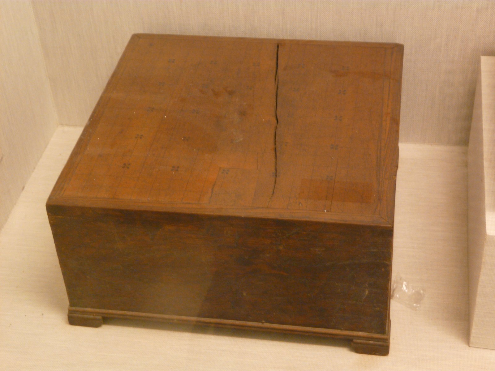 A Korean baduk board photographed for the Commons record titled Ansan Cultural Center 62