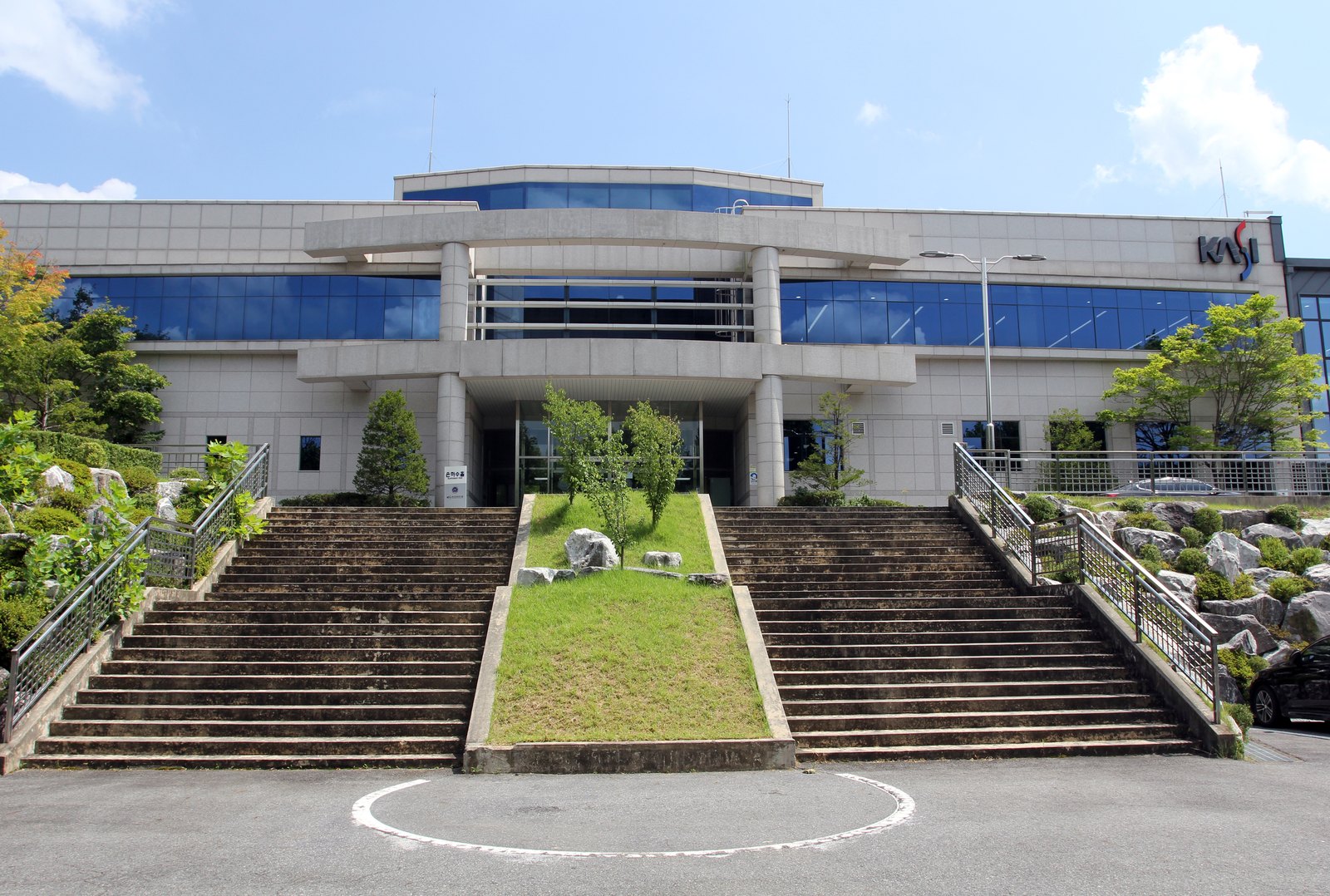The main building of the Korea Astronomy and Space Science Institute in Daejeon, with wide stone steps leading up to the entrance